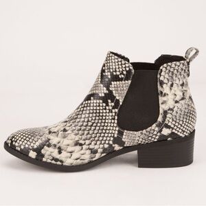 CITY CLASSIFIED Chelsea Snake Embossed Print Black & White Booties Size 7.5